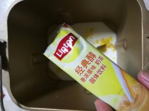 3两包奶茶粉倒入面包机中。白糖和盐分别放在两个角上。