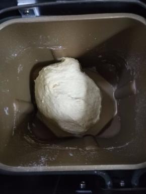 5.按和面程序，揉成光滑的面团。