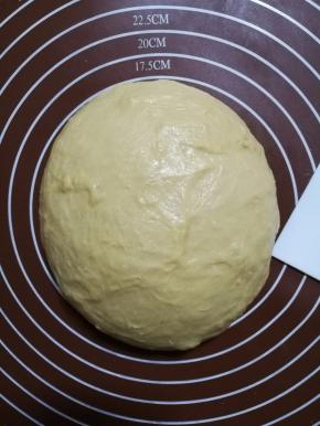 面团从面包机中拿出来