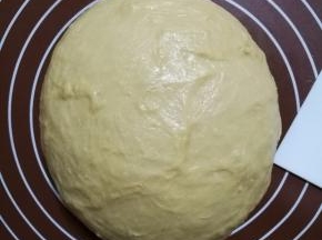 面团从面包机中拿出来