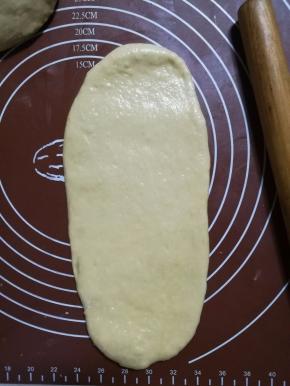 .取一块面团擀成牛舌状，卷起来，再擀成牛舌状，再卷起来。