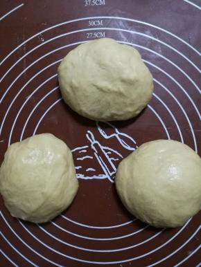 将面团平均分成3个，松弛五分钟。