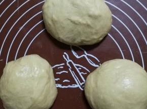将面团平均分成3个，松弛五分钟。
