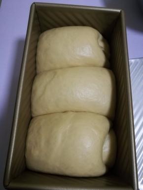 发酵到八分满时盖上吐司盖，烤箱上下火160预热十分钟。