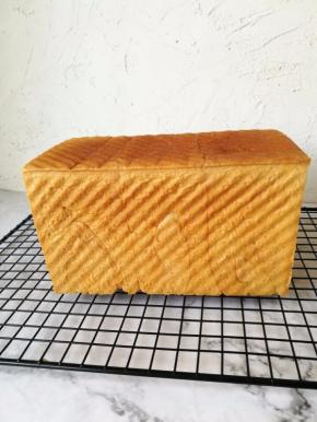 预热好烤箱后模具放入烤箱中下层，160度烤40分钟。烤好后立马从吐司盒中倒出，侧放晾凉。可以切片也可以直接手撕着吃。