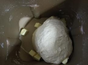 加入软化的黄油，继续揉面。