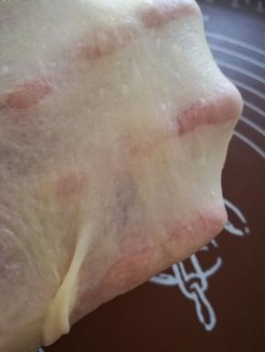 7.揉到可以拉出大片的薄膜为止。