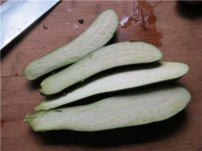 将茄子洗干净擦干水，一切两瓣