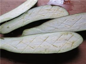 在茄子上打上1cm左右深度的菱形花刀