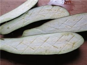 在茄子上打上1cm左右深度的菱形花刀