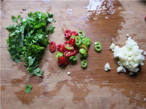 香菜、辣椒、大蒜改刀切成碎