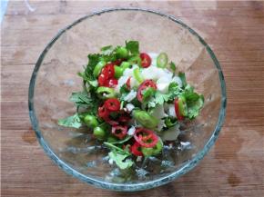 将三种材料放入容器内