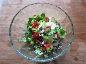 将三种材料放入容器内