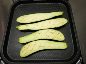 将茄子皮朝下摆入烤盘