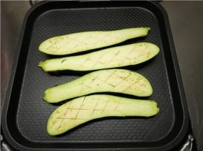 将茄子皮朝下摆入烤盘