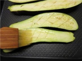 刷上5ml的植物油，盖上盖