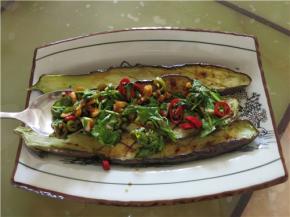 茄子晾至微温，将调好的酸辣汁浇在上面即可食用了