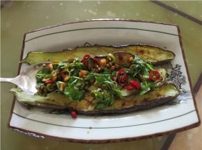 茄子晾至微温，将调好的酸辣汁浇在上面即可食用了