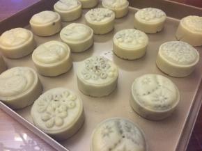 依次做好其余的，阳晨紫水晶的模具套装，一套有6个花形，可以很丰富；