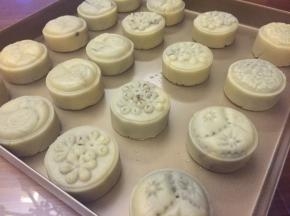 依次做好其余的，阳晨紫水晶的模具套装，一套有6个花形，可以很丰富；