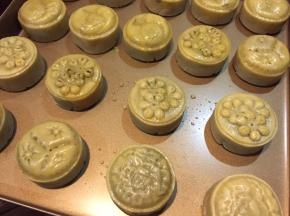 取出，上面刷上一层蛋黄液；