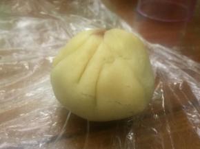 慢慢的抱起来，像包包子一样，利用虎口；