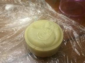 一个月饼胚就做好了；