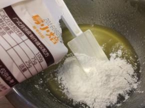 倒入易小焙的广式月饼预拌粉，分两次倒入；