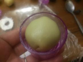 然后，放入阳晨紫水晶50克模具中；