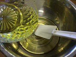 把食用油也一并倒入；