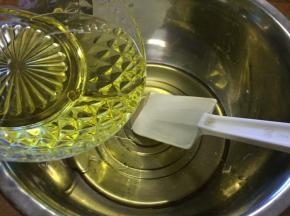 把食用油也一并倒入；