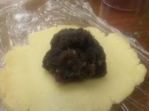 放入豆沙馅；
