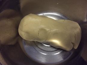 搅拌，揉成面团；醒15分钟；