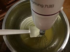 用搅拌器，搅拌至乳化状态；