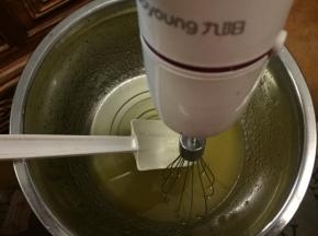 用搅拌器，搅拌至乳化状态；