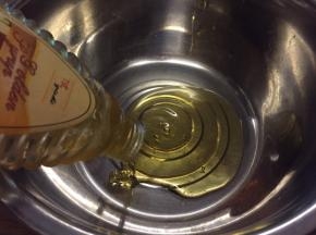 把转化糖浆，倒入盆中；