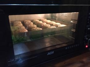 ACA烤箱，受热，很均匀；