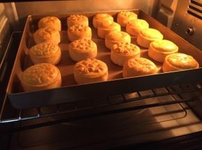 继续放入烤箱，上下火，175度，中层，20分钟；