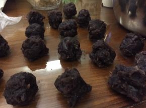 准备好豆沙，豆沙每个30克；