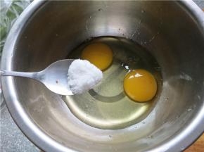 鸡蛋打入容器内加入少许的盐