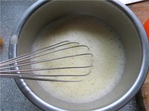 用手动打蛋器打散