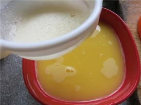 将打散的蛋液用细筛过滤一下，滤除鸡蛋里白色的筋