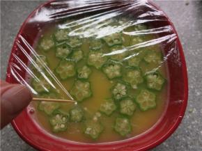 盖上保鲜膜，用牙签扎上几个眼透气