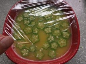 盖上保鲜膜，用牙签扎上几个眼透气