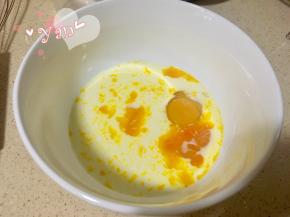 1、鸡蛋、牛奶、水、糖和玉米油倒入碗里。