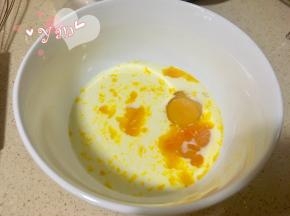 1、鸡蛋、牛奶、水、糖和玉米油倒入碗里。