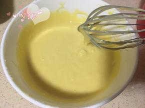 3、筛入低粉、玉米淀粉和泡打粉，搅拌均匀，面糊静置30分钟。