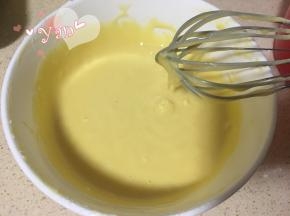 3、筛入低粉、玉米淀粉和泡打粉，搅拌均匀，面糊静置30分钟。