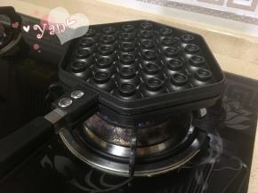 4、鸡蛋仔模具先放火上加热，2面都要加热。