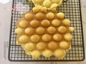 9、倒出放晾网上晾2分钟，散下热气和水蒸气再吃，这样鸡蛋仔才会外脆内软。